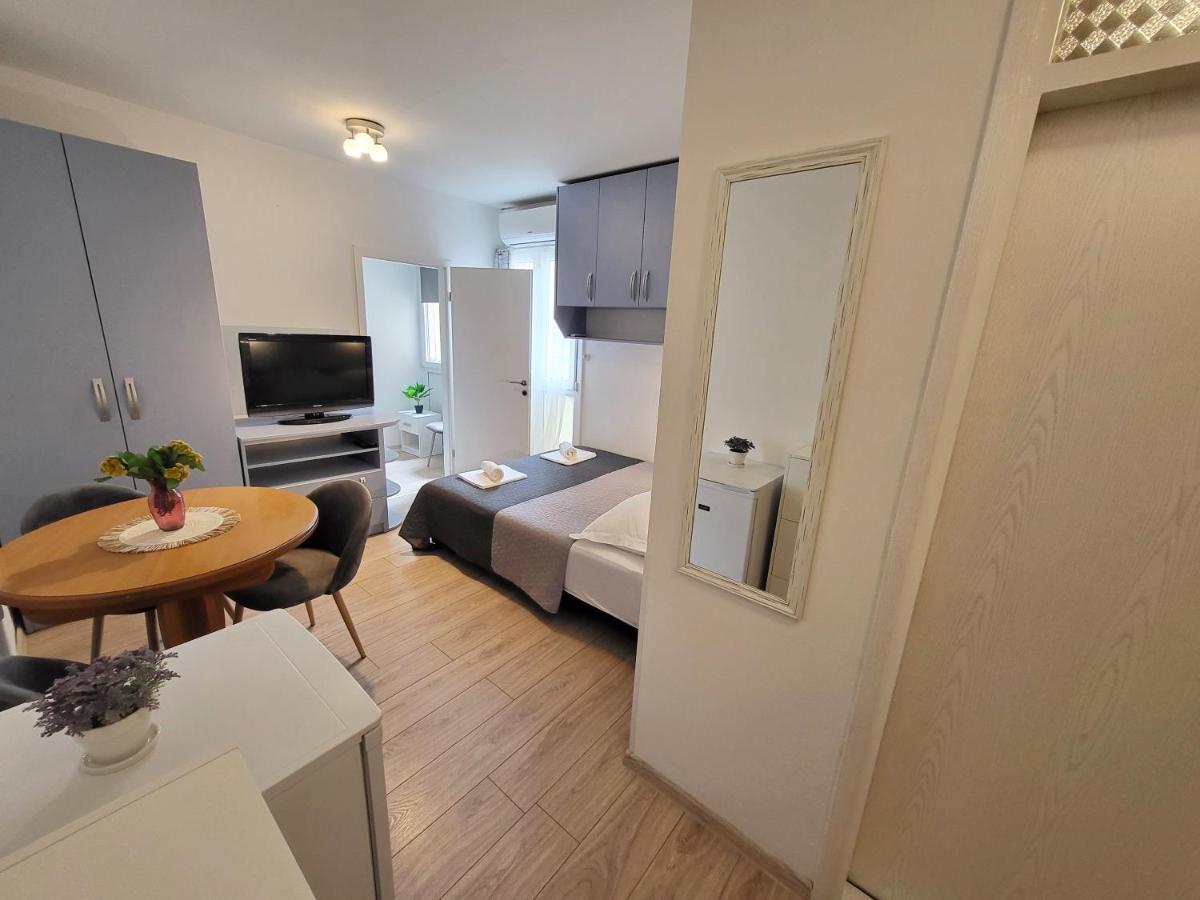 Mali Apartman U Centru Makarska Buitenkant foto