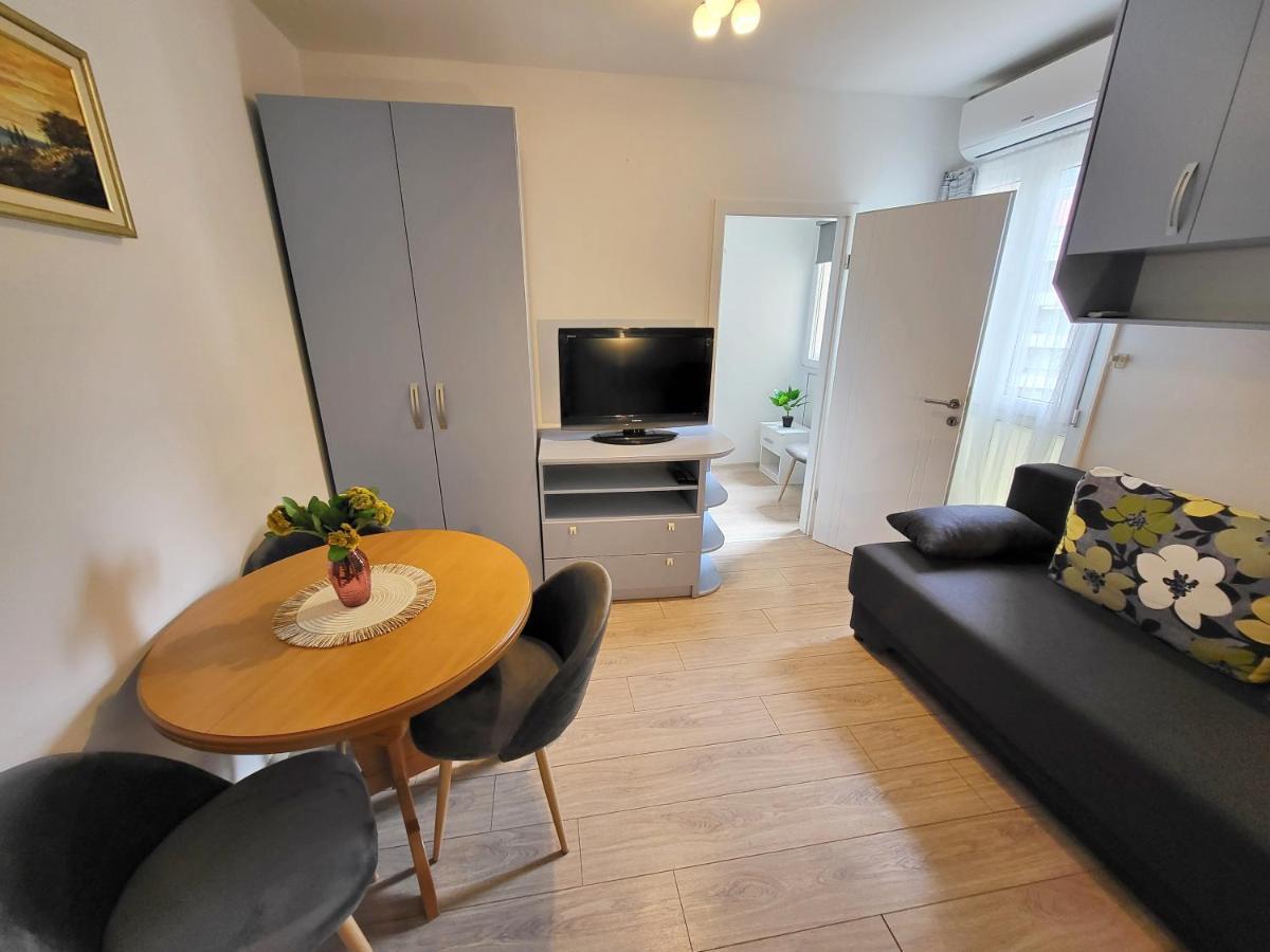 Mali Apartman U Centru Makarska Buitenkant foto