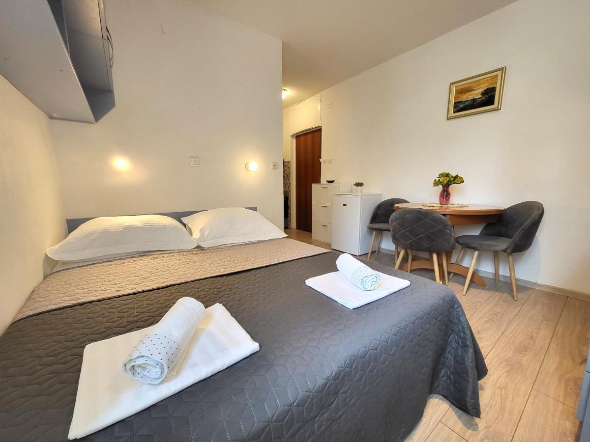 Mali Apartman U Centru Makarska Buitenkant foto